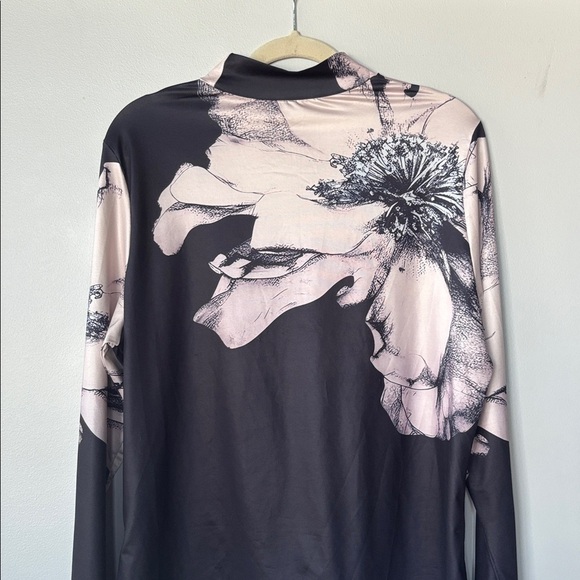 Long sleeve Mock neck shirt with floral design Elastane blended material. - Picture 3 of 6